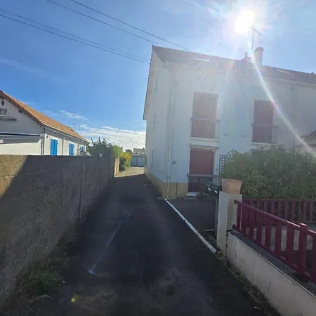 Location Au Pied Du Circuit بيت ضيافة